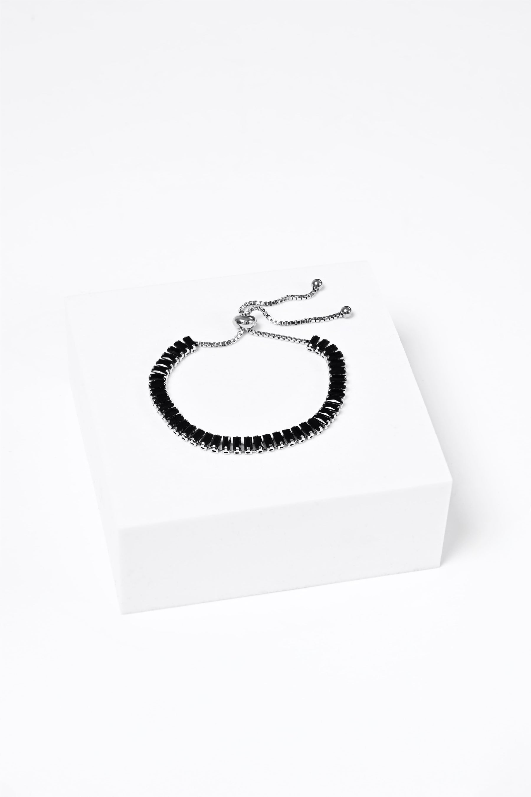 Pulsera Filo de Ónix (Pulsera para Hombre en Plata y Negro)